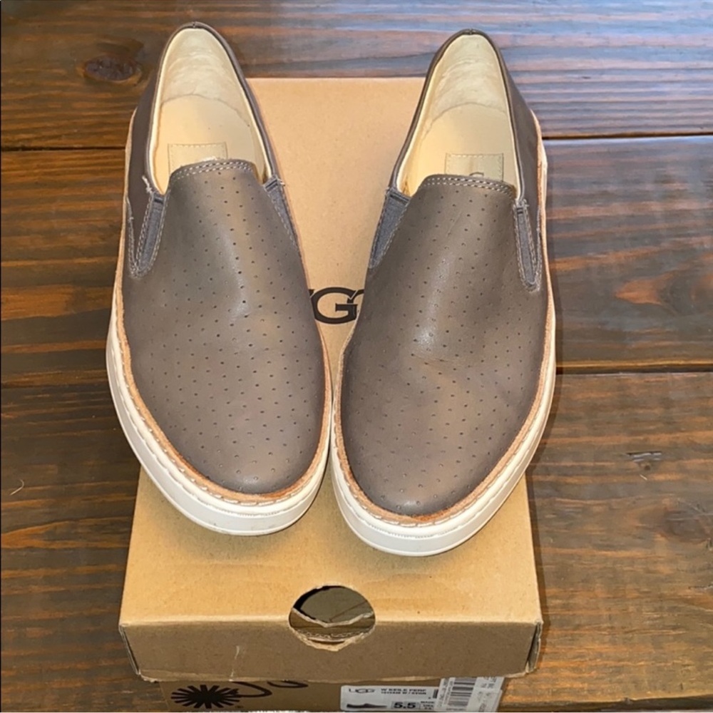 UGGS Keile perforated slip ons